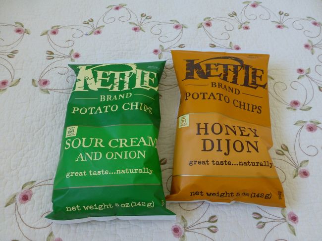 ホールフーズで買った物。<br /><br />ケトルのポテトチップス。<br /><br />ハニーディジョンとサワークリームオニオン。<br /><br />ハニーディジョンはマスタードが入った甘辛味。<br />とっても美味しかった。<br /><br />サワークリームオニオンも美味しかったけど、ハニーディジョン味は買えないので、次に行った時はハニーディジョンを沢山買います！