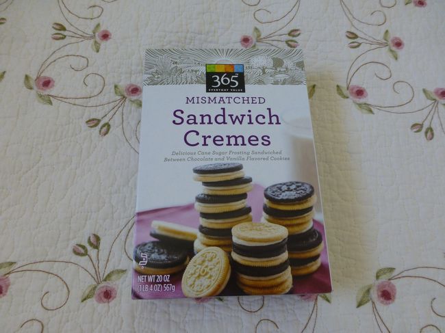 365のクリームサンドクッキー。<br /><br />ＧＷで友達と集まる予定があったので、手土産に。<br /><br />バニラクッキーとチョコクッキーのクリームサンド。<br />思ったより甘さ控えめで美味しかった！<br /><br />クリームサンドクッキー　3.99ドル