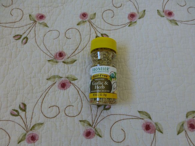 ガーリックハーブのシーズニング　6.49ドル。<br /><br />乾燥して砕いたガーリックとハーブがミックスされたシーズニング。<br /><br />これ振りかけてチキンを焼いたらすごく美味しかった！<br /><br />塩が入ってないのがまた良い！<br /><br />このほか、ラスベガス旅行で買ってお気に入りになったラズベリー入りのチョコレートも買いました。