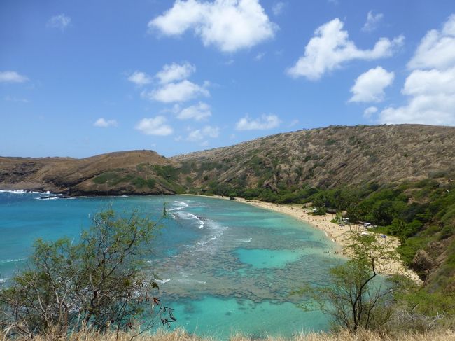 ハナウマ湾に到着〜！<br /><br />駐車場で1ドル払って入場！<br /><br />シュノーケルの名所らしいですね。<br />水着を持ってきていなかったので、駐車場から写真だけ。<br /><br />次回は水着を着て来よう！