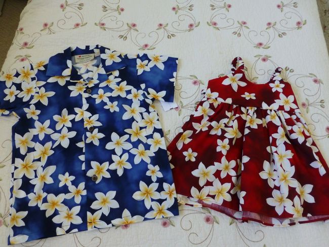 続いてヒロハッティへ。<br /><br />お友達のももゆきさんにアロハを頼まれていて、ロスで買う予定だったけど、全然無く。<br />ＡＢＣストアにもあったけど、生地うっすいのしかなかったので、こちらの専門店で買うことにしました。<br /><br />アロハはサイズ5が無くて6にしました。<br /><br />ムームーはサイズＭが2歳出そうです。<br /><br />色々柄があったけど、ハワイらしくて可愛らしいプルメリアの花柄にしました。<br /><br />二人とも着てくれるかな〜。