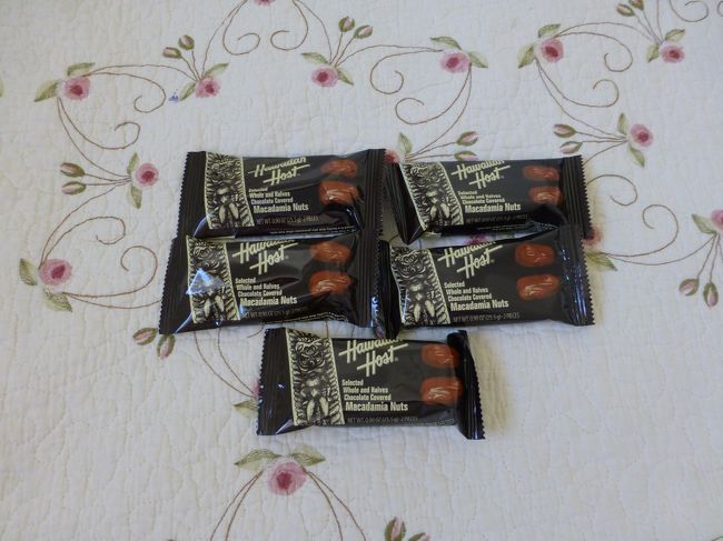 ハワイアンホーストのチョコレートが格安！！<br /><br />箱入りも安かったけど、ばらまき土産に丁度良い二粒入り。<br /><br />帰国してすぐに開かれる女子会用に買いました。<br /><br />二粒入り　5袋で3.25ドル。
