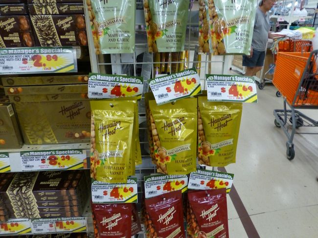 ハワイアンホーストのマカダミヤナッツ。<br /><br />こちら日本で買うと1080円。<br /><br />ハワイの方がやっぱりお得ですね〜。<br /><br />買おうかと思ったけど、お菓子いっぱい買っていたので買わなかった。