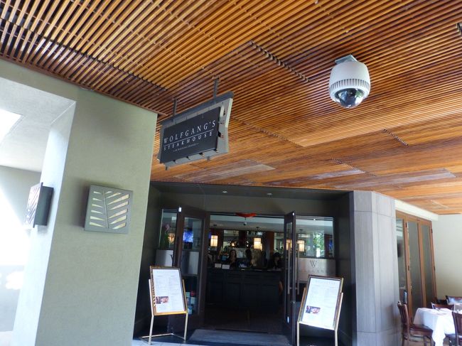 一旦アパートに戻って、買ってきた荷物と車を置いたら早目のディナー。<br /><br />ウルフギャングステーキハウスにやってきました。