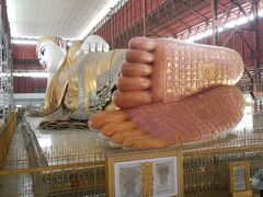 本格的にヤンゴン観光です。

チャウタージーパゴダに来ました。
全長70mの寝仏です。