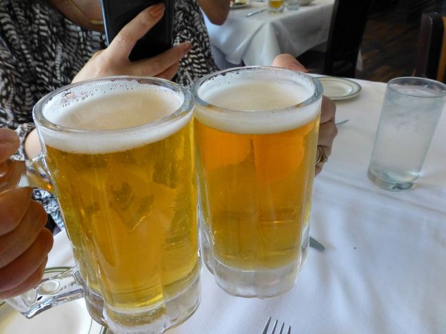 まずはビールで乾杯〜♪<br /><br />喉が渇いてたから美味しかった〜！！<br /><br />ビール　5ドルは格安です！