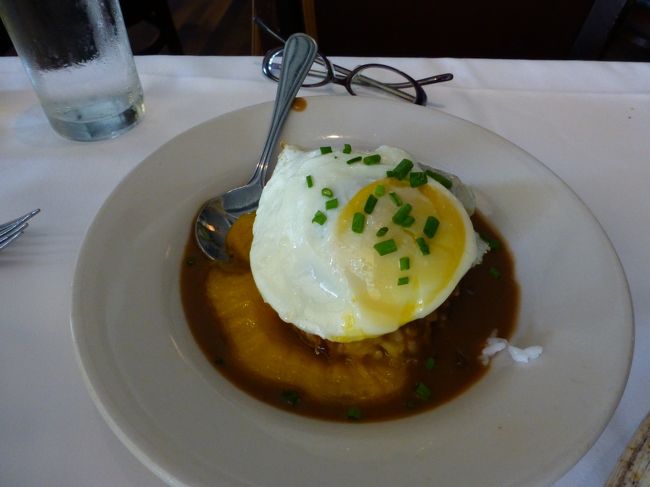 ミニモコ　7ドル<br /><br />肉厚ハンバーグとブラウンソースが美味しい！<br /><br />ミニって書いてあるけど、日本なら普通のサイズです。