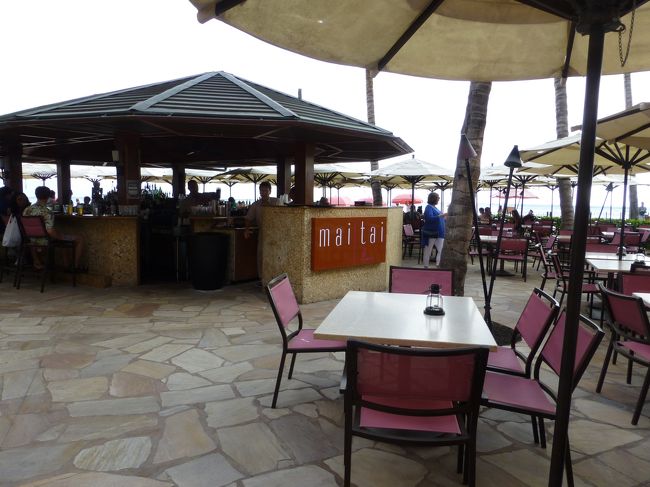 向かったのはマイタイバー！<br /><br />丁度ビーチ沿いのテーブルが空いてラッキー！