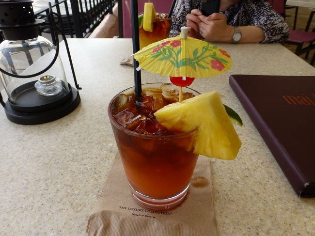 ロイヤルマイタイ　14ドルにしました。<br /><br />絞りたてパイナップル、オレンジジュース、バカルディラム酒、アマレット、オレンジリキュールとウェラーズ・ダークラムのチェリーバニラ風味のマイタイ。<br /><br />甘くて美味しかった。<br />グラスに付いているパイナップルがこれまた美味しい♪