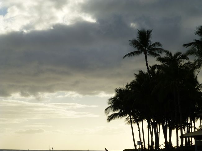 バーでゆっくりカクテルを楽しんだ後は、ビーチにねっ転がってしばらくお昼寝。