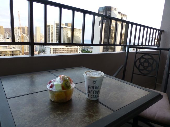 アパートに戻ってフルーツとアイスのデザート。<br /><br />コナコーヒーのアイスは苦みが効いてて美味しかった〜。<br /><br />フルーツも瑞々しくて美味しかったです。<br /><br />でも完食は無理なので、また冷蔵庫へ〜。