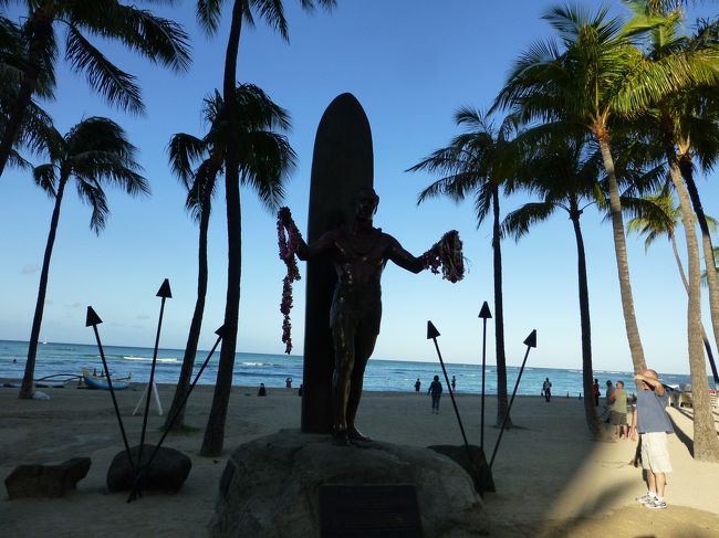 朝のデューク・カハナモク像。<br /><br />朝来ても影になる…。<br />一体いつ来たら綺麗な写真が撮れるのかな？？