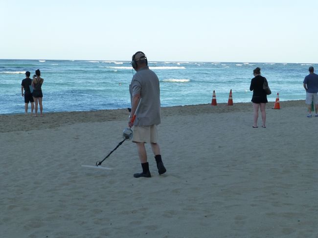 金属探知機でお掃除されているのかと思ったら、お宝探しなのですね。<br /><br />良い物見つかるのかな？？