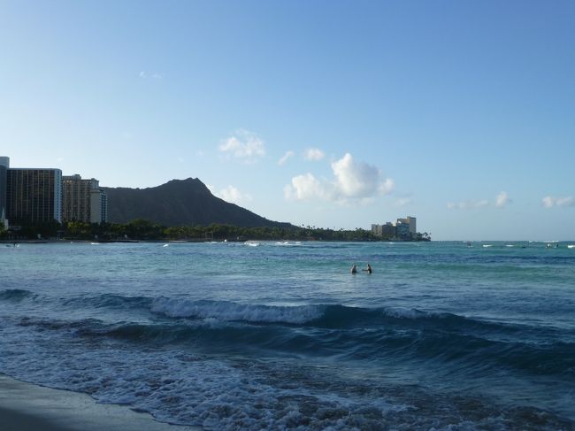 朝のダイヤモンドヘッド。<br /><br />早朝のビーチは人が少なくて気持ちいい！