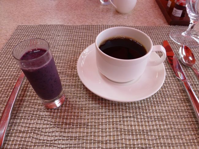 注文するとすぐにコーヒーとバナナとブルーベリーのスムージーが運ばれてきます。<br /><br />このスムージーがすごく美味しかった！<br /><br />日本に帰って来て真似してみたけど、なんだか味が違う！！<br /><br />コーヒーはコナブレンドコーヒーです。<br /><br />お代りは自由。