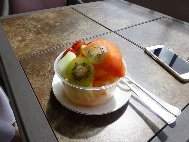 サーフラナイの朝食の後は、ビーチでひと泳ぎ。<br /><br />Ｈさんに荷物を見てもらって、一人で泳ぎました。<br />最初は水が冷たいけど、だんだん慣れてきて気持ち良かった〜。<br /><br />30分位泳いでアパートに帰ってデザートにフルーツ。