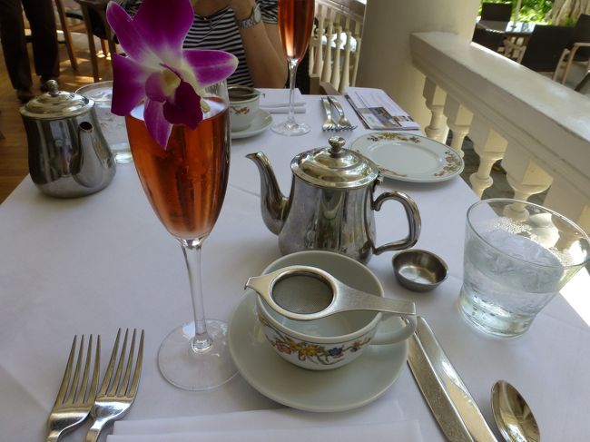 スパークリングワインの付いたファーストレディティーサービス　48ドル<br /><br />紅茶はモアナロワイヤルにしました。