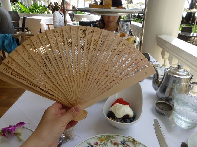 プレゼントは白檀の扇子<br /><br />でも作りは荒いです（笑）<br /><br />それとベリーのヨーグルトかけ。<br />ベリーが瑞々しくて美味しかった！