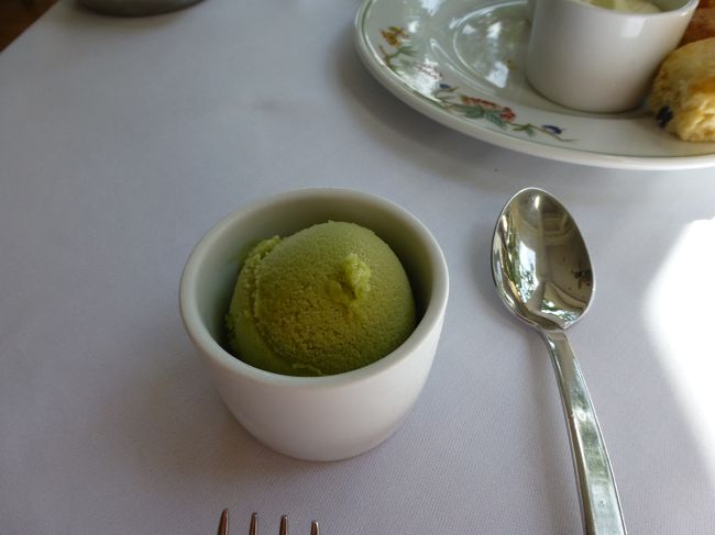 レモンの入ったグリーンティのシャーベット。<br /><br />実は抹茶のアイスって苦手なのですが、これは爽やかで美味しかった！