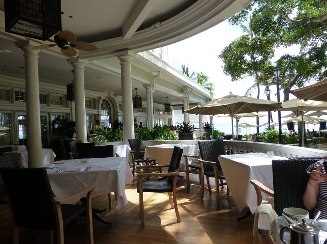 お隣のテーブルが空いたので、店内を一枚。<br /><br />木陰が気持ち良い席でした。