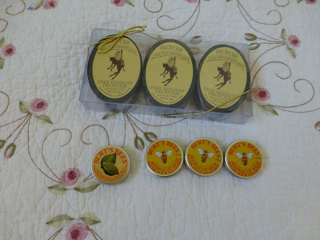 お肌に良いというプロポリスの石鹸とリップクリーム。<br />一つだけ違うのは爪の美容クリームです。