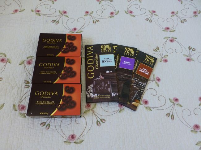 アウトレットで買ったゴディバのチョコレートとチョコかけプレッツェル。<br /><br />板チョコは自宅用、チョコかけプレッツェルは会社の同僚へ。<br /><br />どちらも3つで10ドルでした。