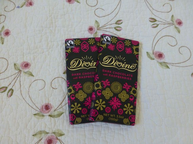 ホールフーズで買ったラズベリー入りのチョコレート。<br /><br />一枚　4.49ドル<br /><br />ドライラズベリーが沢山入って美味しいんですよ〜。<br />大事に食べよう。