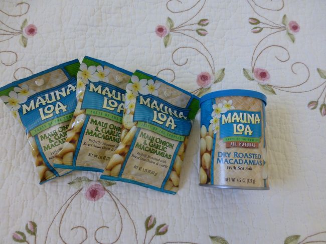 会社の同僚とお友達用のマカダミアナッツ。<br /><br />袋入り　1袋　1.89ドル<br /><br />缶入り　4.99ドル