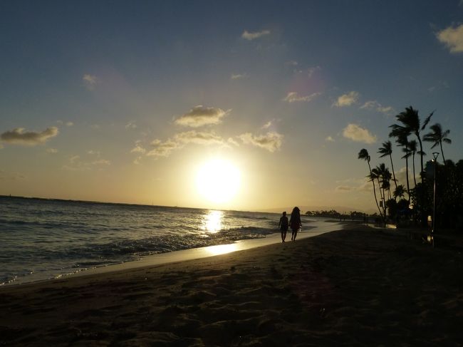 お部屋に戻るというＨさんとはお別れして、一人で夕焼けを見にビーチへ。