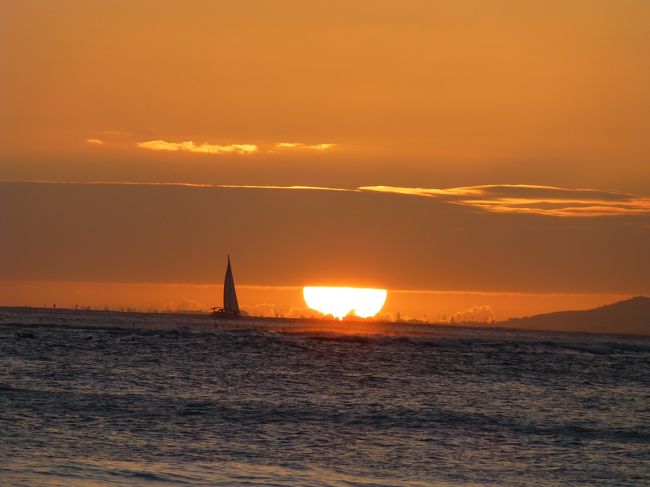 丁度良い感じにヨットが来た〜。<br /><br />ちょっと雲が多いけど、綺麗な夕陽が見られました。