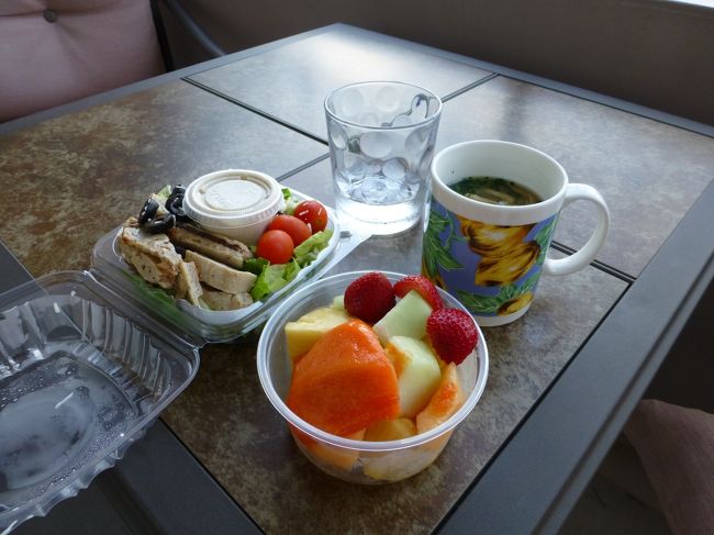 ラナイで朝食。<br /><br />前日に買ってきたサラダと残っていたフルーツと持ってきたお味噌汁。<br /><br />サラダは大量で食べきれずごめんなさい。<br /><br />フルーツは美味しくいただきました。