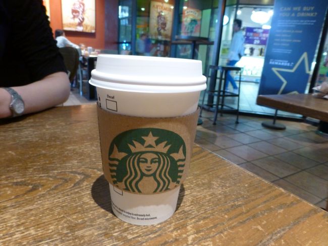 トールサイズのアメリカーノ。<br /><br />アメリカは一番小さいサイズがトールでした。<br /><br />値段はレシート無くしたので忘れた〜。<br />日本と同じくらいだった気がします。