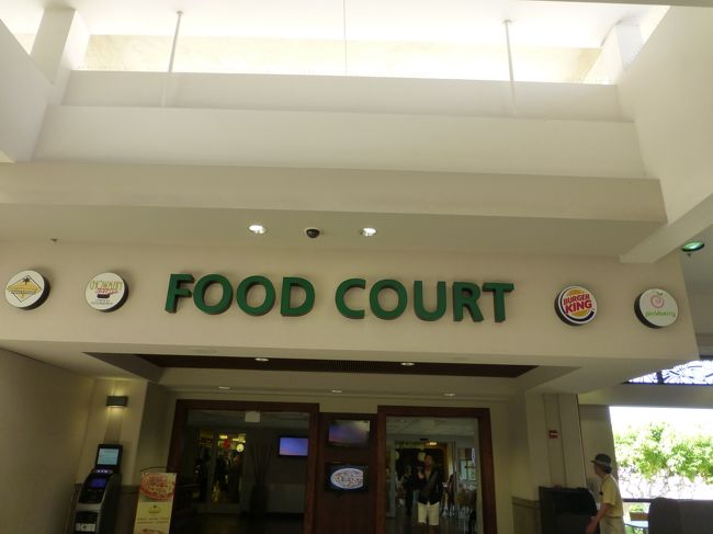 フードコートもあります。<br /><br />ピザとか中華とか。<br /><br />ちょっとだけ食べたかったけど、それほど量は欲しくなかったので、1周しただけで何も食べず〜。