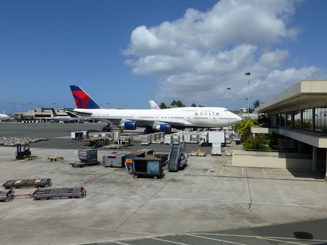 デルタのジャンボ。<br /><br />まだジャンボが飛んでいるんだ〜。<br /><br />日本はもう飛んでませんよね。<br />一度2階席に乗ってみたかったな。