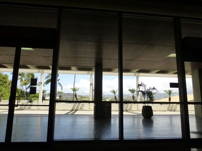 ゲートも開いていないので、近くのベンチで読書。