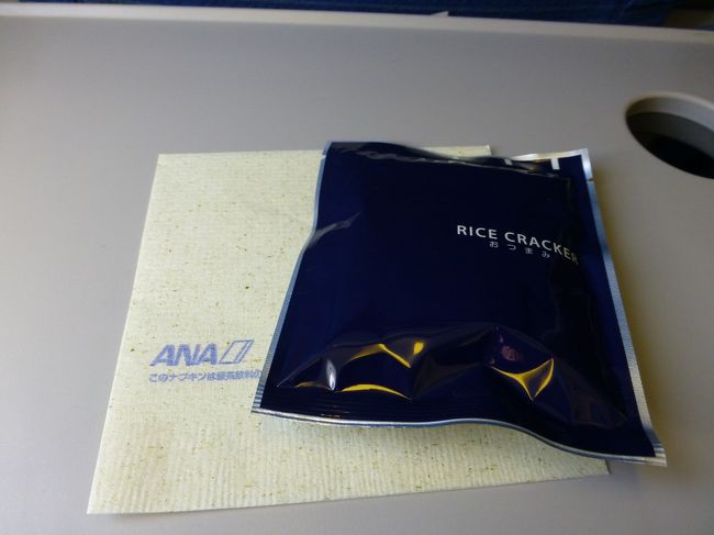 水平飛行になって、すぐにおつまみとドリンクのサービス。