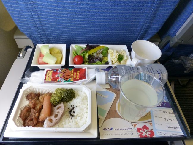 1回目の機内食は『鶏のハワイ風もち粉揚げ』<br /><br />これは美味しかった。<br /><br />ドリンクには「香るかぼす」を頂きました。