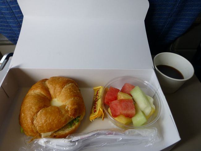 2回目の機内食はクロワッサンサンドとフルーツとチョコレート。<br /><br />ハムとチーズで美味しいサンドイッチでした。