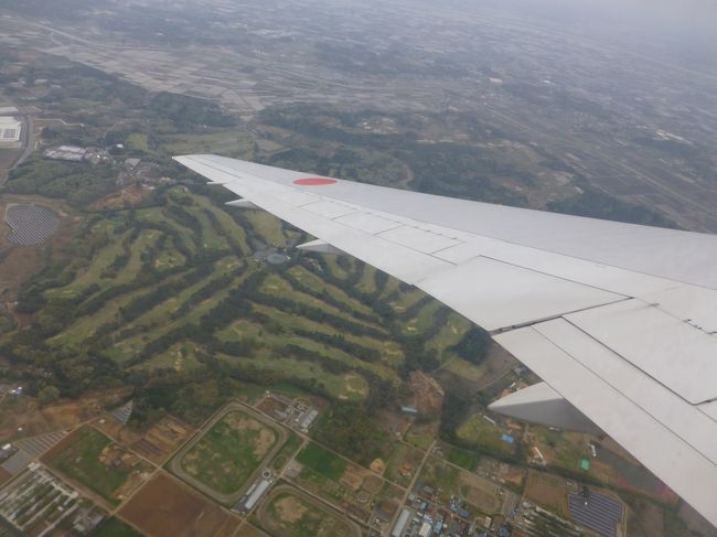 成田上空。<br /><br />ＣＡさんにディレイを相談したら、到着時間が変わる度にお知らせに来てくれたり、最後には、「乗り換え頑張ってくださいね」と小袋に飴を入れて届けてくださいました。