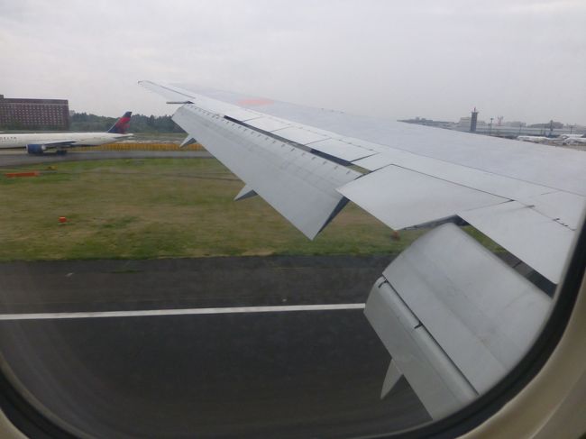 45分遅れで成田に到着！<br /><br />付いたら、名前を呼ばれました。<br /><br />地上スタッフにバスの時刻表を貰い、成田空港を走る！<br />そしてスタッフさんも一緒に走る！！<br /><br />結局バス停まで付いて来てくださって、乗り継げそうなバスに乗れました！