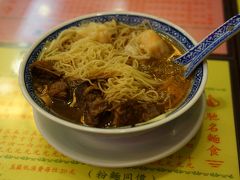 エビワンタンと牛肉の入った麺(56HKD)を注文。例に漏れず麺の下にあるワンタンを持ち上げてから撮影。牛肉は柔らかくしっかり味がついていておいしかった。