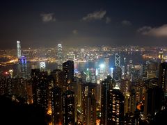 日没後のスカイテラスからの夜景。展望台は混雑しており、景色のいい場所の最前列などは日没前から場所を抑えた人が1時間以上も動かない。後ろで長時間待って開いた隙を狙って写真を撮影。