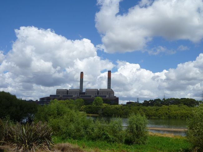 2日目<br />ワイトモへ向かう途中ハントリーで休憩<br />北島で最大の火力発電所だと運転手のKさん（日本人）が教えてくれました<br />