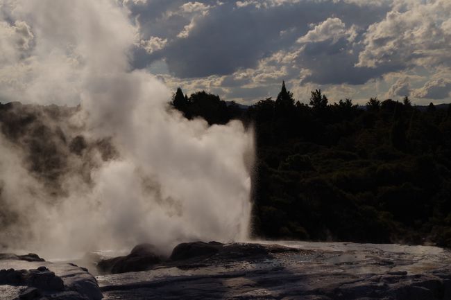急に勢いよく水蒸気があがります<br />風向きのよって水しぶきがかかります