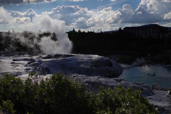 間欠泉の横では、子供たちが遊んでいます<br />お湯の温度は何℃なんだろう