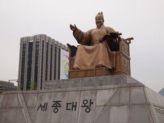 光化門広場は縦に長く、北側に「世宗大王」が南側に「李舜臣」の銅像があります。


