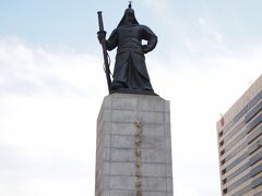 光化門広場の南側に建つ韓国の英雄「李舜臣」の銅像です。

