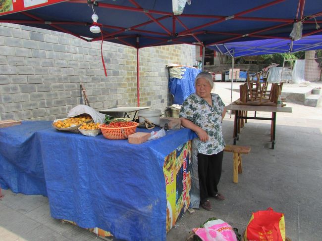 時間は13：15。暑いです。25℃以上は確実にあります。水は持っているので、サクランボを食べながら行くことに(丼１杯位で3元)。<br />小さくて皮が薄く酸っぱい。日本では誰も買わないでしょう。