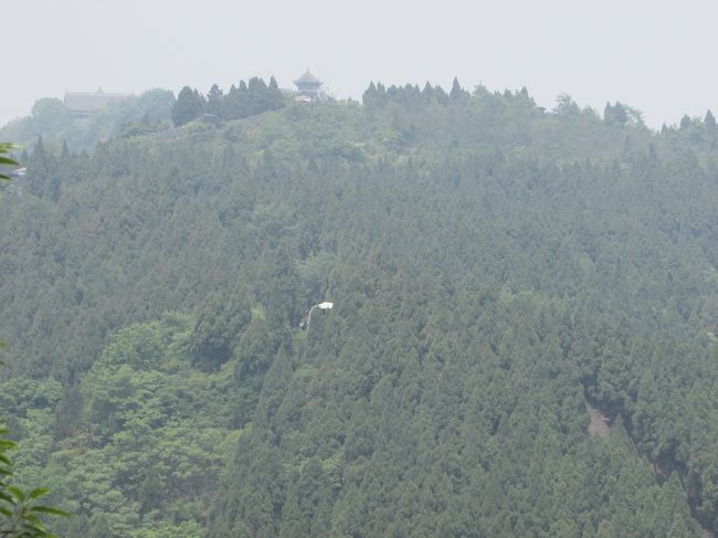 第２関所を通過して少し行くと頂上の金龍寺が確認できるように・・・・遠すぎます。万が一、到達できたとしても・・・・帰って来れないでしょう。<br />第２関所まででも、かなりいい写真が撮れますが、何としても肉眼で金龍寺が見えるここまでは行くべきです。「小さい！！」と言われる金龍長城がどんなにデカイか知らされます。