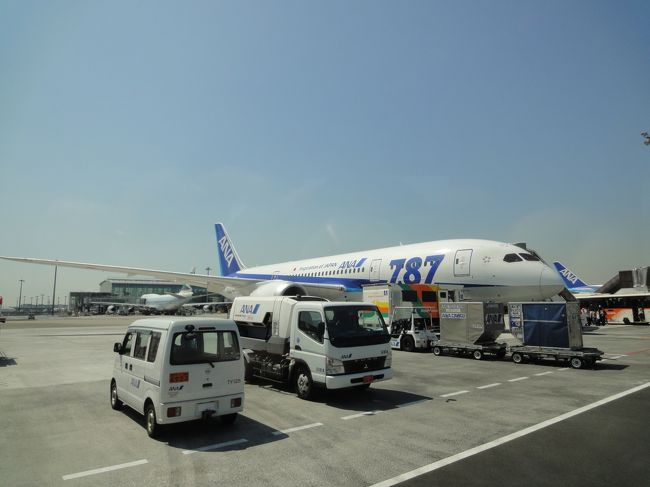 羽田空港発のANAで行きます。今さらですが、初めての787です。